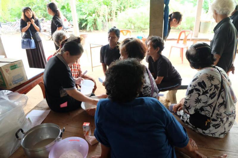 4. อบรมเชิงปฏิบัติการการทำวุ้นและขนมชั้นแฟนซี วันที่ 10 พฤศจิกายน 2559 ณ  หมู่ที่ 4 บ้านวังพระธาตุ ต.ไตรตรึงษ์